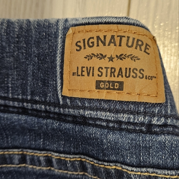 Classic Blue Women's Jeans - Picture 2 of 6